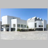 Richard Meier, Stadthaus Ulm, photo by Kent Wang on Wikipedia,5.jpg